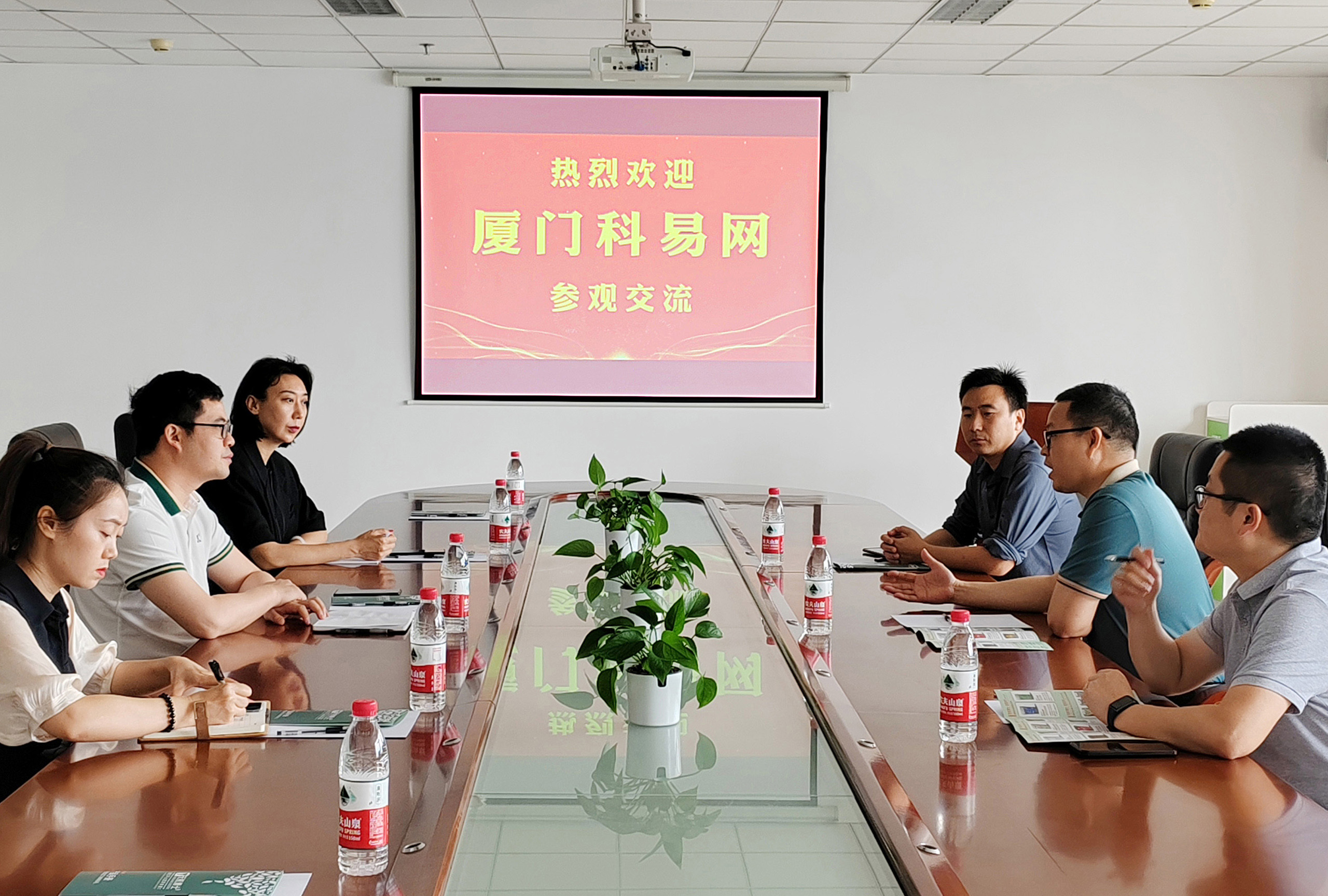 无机博士与科易网洽谈战略合作 